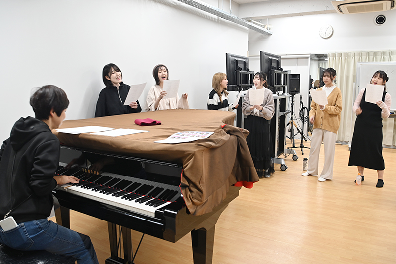 「声優アーティストゼミ」でヴォイストレーナーによる歌唱レッスンを実施