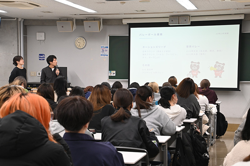 放送技術科の卒業生で（株）TBSアクト所属の鳥居岳さん、武冨友香さんは在学時代の先輩後輩。仕事でもたくさんの東放学園のOB・OGと関わるそうです