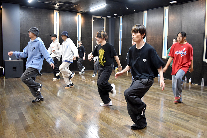 ダンスパフォーマンス科の「特別講座」HOUSEダンスレッスンにKEINさんが来校！