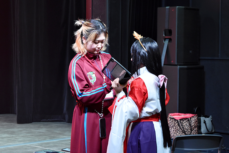 ごんちゃんに衣裳を整えてもらいながらいざ撮影へ！