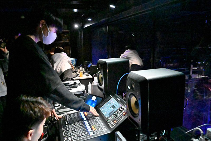 コントロールルームでは技術スタッフも学生が担当！