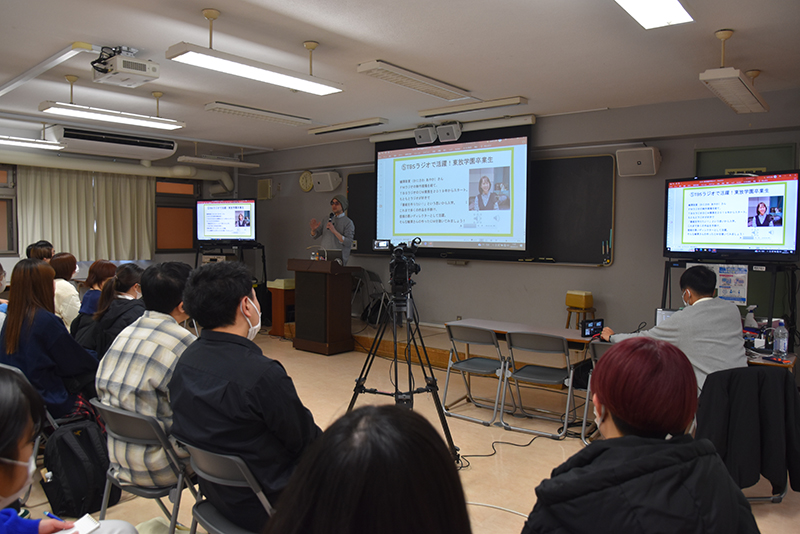 授業の中では、ラジオCMディレクターとして活躍中の蜅澤彩夏さん（13年度卒）の作品紹介も。今回学んだことを活かして、素敵な作品をつくってくださいね！