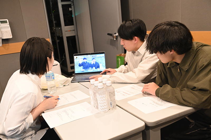 2学科合同でナレーション録りを実施！収録前には映像を見ながら打ち合わせを行います