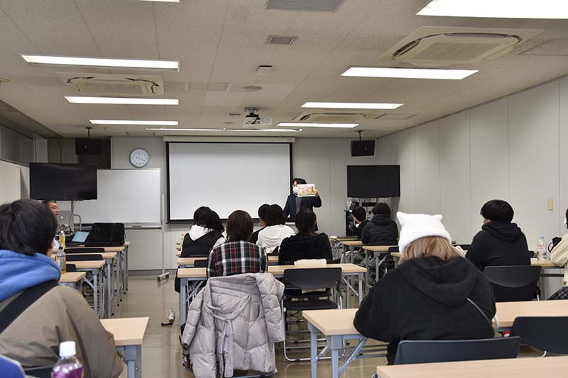 前回に引き続き、参加したのは榎本事務所代表の榎本秋先生が担当する「イラストゼミ」を受講しているアニメーション・CG科の２年生です。