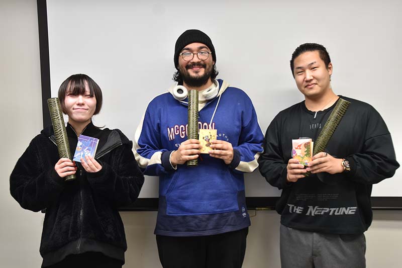 受賞した3名には賞状が授与されました。おめでとうございます！