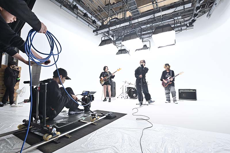 プロモーション映像科が制作するMV『TOXIC WONDER GIRL』：Bug Holicの撮影の様子を公開！