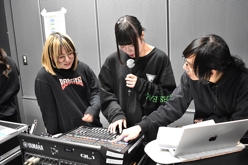 音響技術科「進級制作」で有観客ライブを開催！