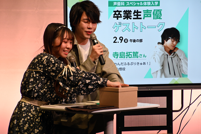 参加者の質問を読み上げるMCは、在校生が担当しました!