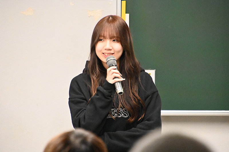 映像の視聴後には、それぞれの班の学生がこだわったポイントや反省点について話しました