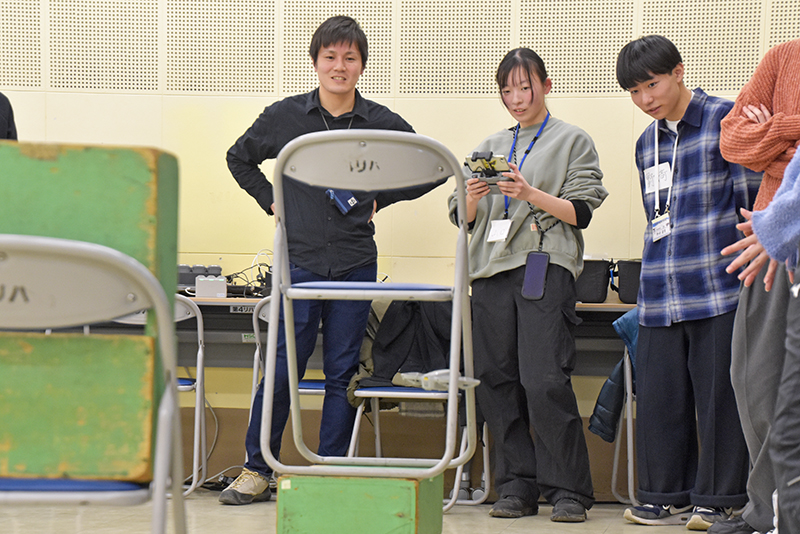 屋内では、椅子や箱馬の間を通過したり周囲を旋回したりして、細かい動きを練習しました