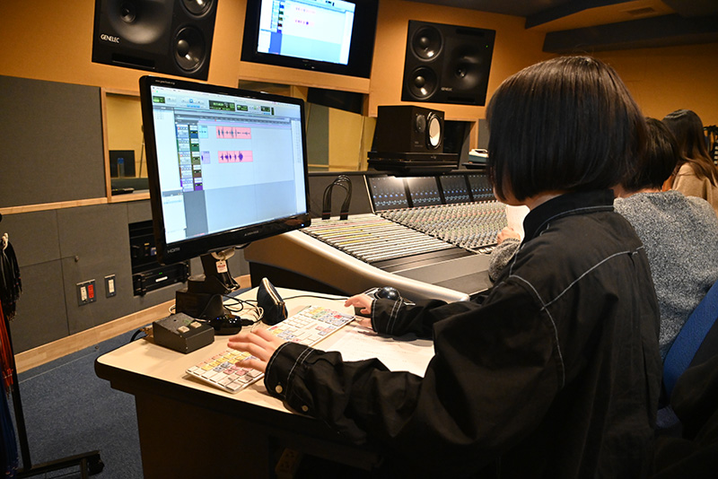 音響技術科の学生は収録時のエンジニアを担当