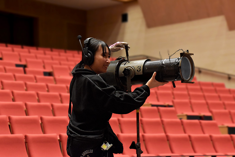 演者を引き立てる光の演出を学ぶ！照明クリエイティブ科「Pinspot実習」