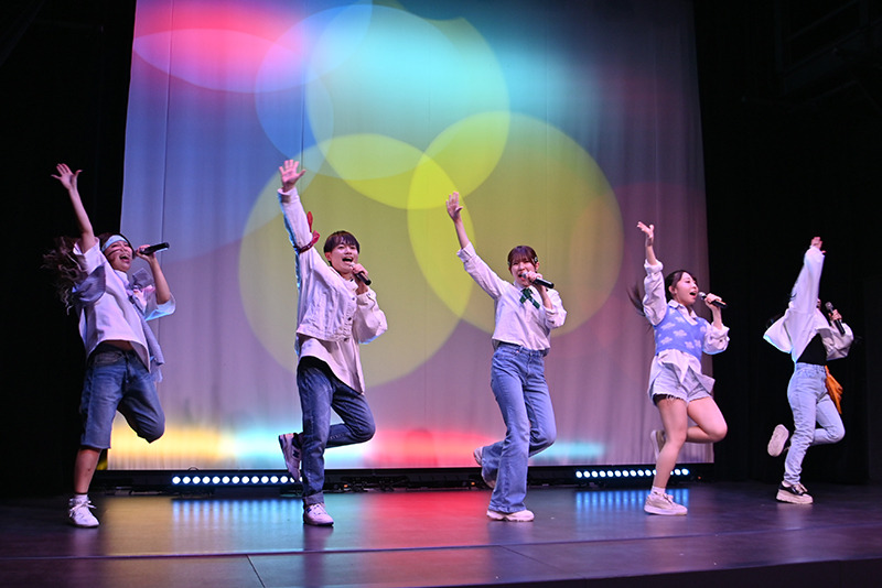 「声優アーティストゼミ」の発表会でダンスと歌のパフォーマンスを披露！