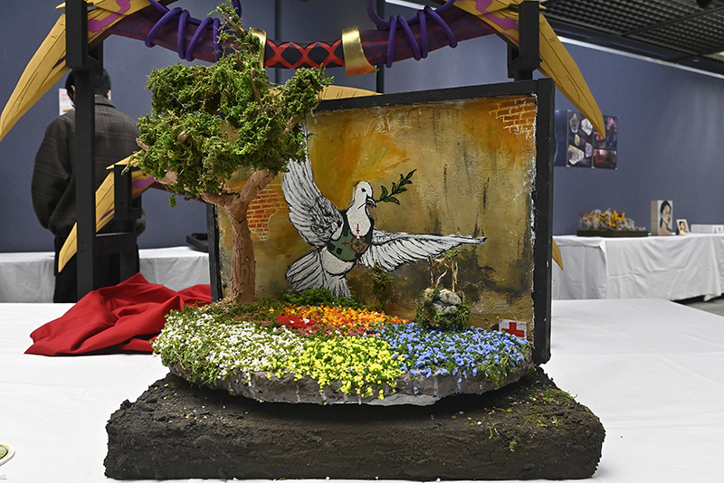 バンクシーの作品をモチーフにした模型「花束を投げる男」