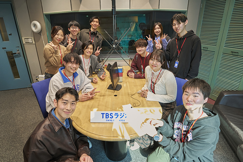 『JUNK』枠でオンエア！TBSラジオのスタジオにて学生が制作したラジオCMを収録！