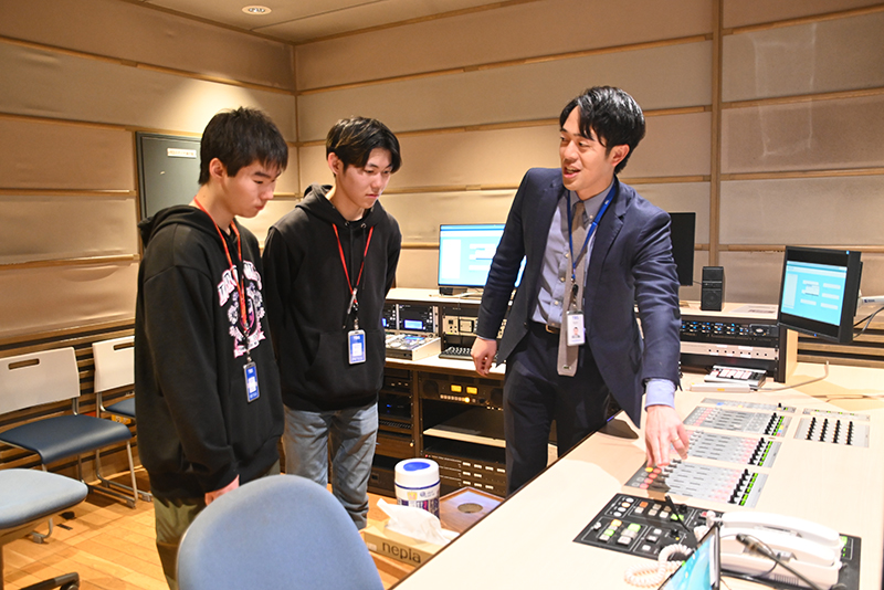 TBSラジオの生放送スタジオや収録スタジオも見学させていただきました。普段は見れない機材や放送中の様子に興味津々！