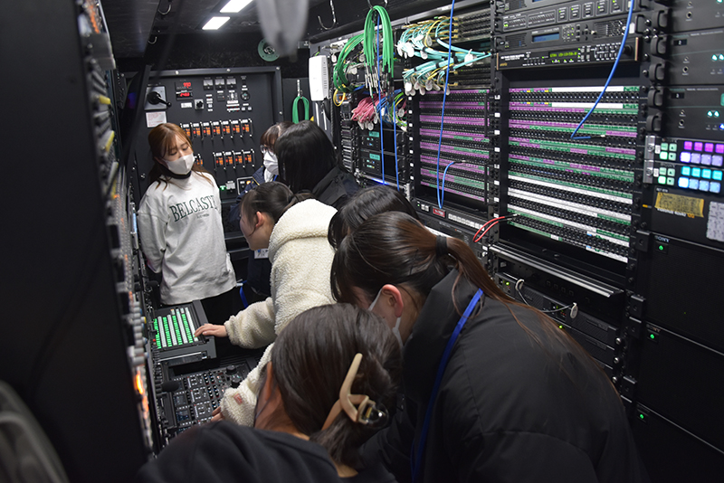 普段なかなか見ることができない中継車に興味津々