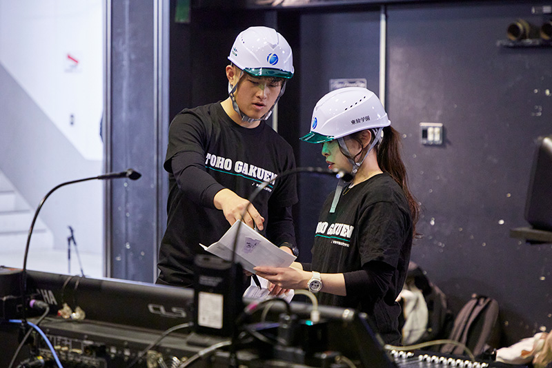 音響技術科の学生は機材周りのサポートを担当