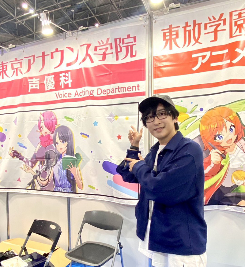 卒業生声優の寺島拓篤さんが遊びに来てくれました！声優科の垂れ幕の前でパチリ♪