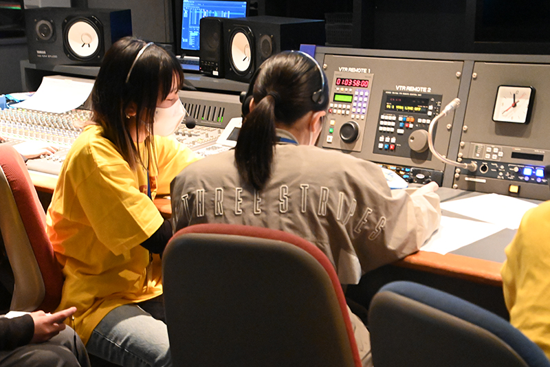 番組の演出を務めるディレクターに挑戦。在校生が番組収録の流れを丁寧に解説します