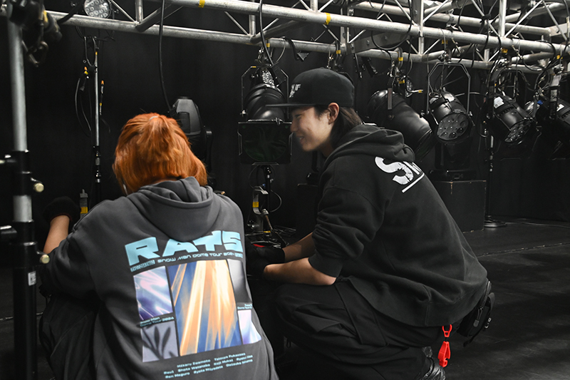 照明の吊りこみ体験。マンツーマンで基礎から伝授するので、はじめてでも安心!