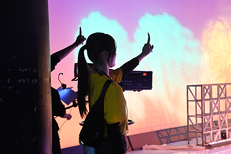 スタジオで番組を盛り上げるAD（アシスタントディレクター）。大きな声でカウントダウン！