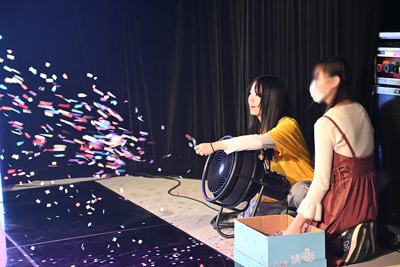 特殊効果体験では、紙吹雪を使ってステージを華やかに！