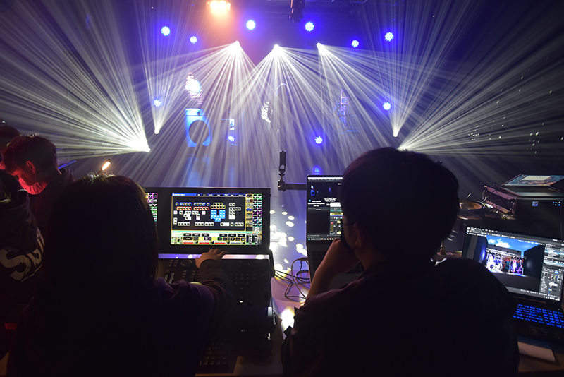 プロのサポートで照明操作にチャレンジ！照明クリエイティブ科のスペシャル体験入学