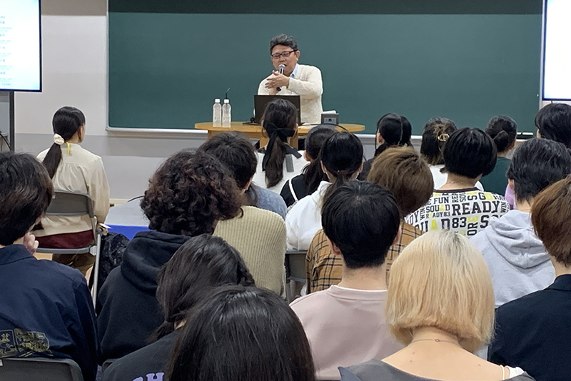 声優・ナレーター事務所のムーブマンより代表取締役の羽佐間圭介さんが来校！