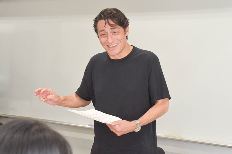 『THE神業チャレンジ』（TBS系）や『緊急SOS！池の水ぜんぶ抜く大作戦』（テレビ東京）でナレーターを務める田子千尋さん（本校卒業生）が来校！