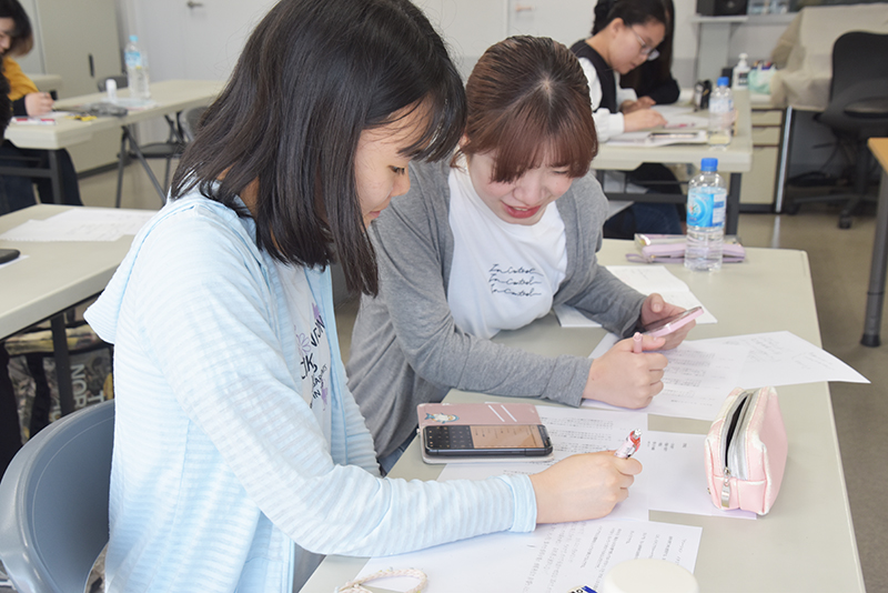 授業の後半には、グループごとに原稿チェック＆ナレーションにチャレンジ！