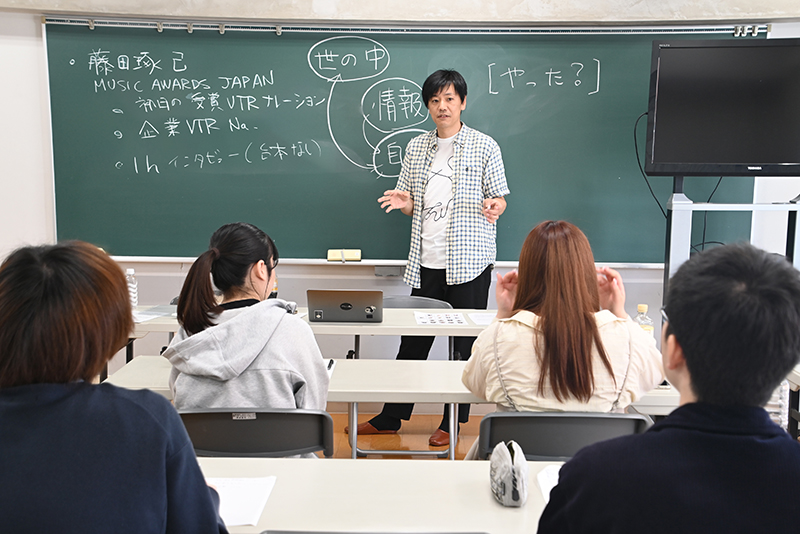 プロとして活躍するためのポイントについて、真剣に聞く学生たち