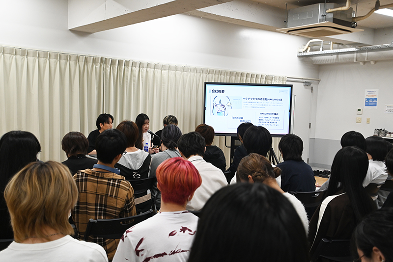 TikTok LIVEなどの動画・配信で商品を紹介する“ライブコマーサー”という新しい仕事について、学生たちは興味津々！