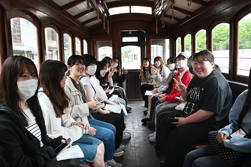 細部まで作り込まれたセットを見学して、美術の力を肌で感じる貴重な経験になりました