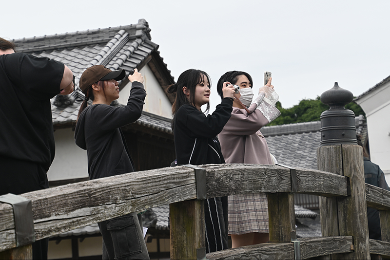 江戸の大通りにかかる大橋を渡ります