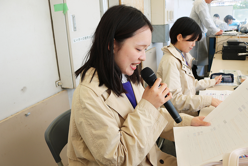 選手の紹介や選手交代・得点の際のアナウンス、またスタジアム近くに出店しているキッチンカーの案内などを行っています