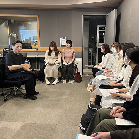 『THE神業チャレンジ』ナレーターの田子千尋さんによるナレーション実習を実施！