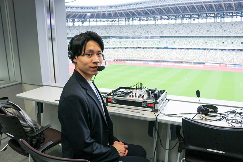 アナウンス科卒業生の髙𣘺煌晴さん(2024年度卒)が視覚障害者およびその同行伴者向けの音声ガイダンスを担当。