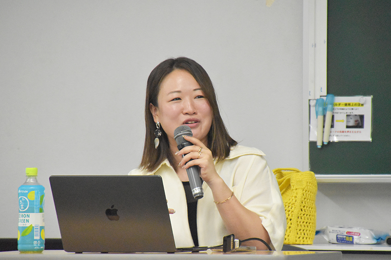 『ZIP!』のトレンド紹介コーナー「キテルネ!」ディレクター・演出の志和幸奈さんが来校！