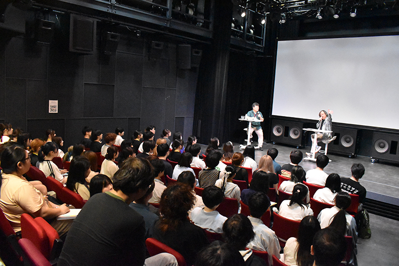 専門学校東京アナウンス学院の劇場・TAG TAG theaterにて実施。終始笑顔の絶えないとても楽しい講義になりました！