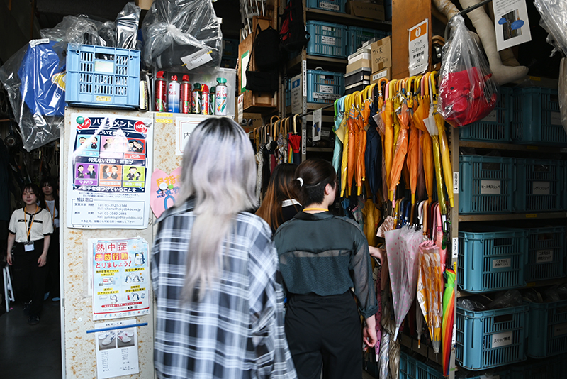 傘や鞄、時計、食器など…膨大な数の小道具が収められている美術倉庫