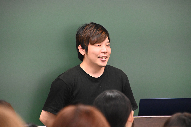 ドラマの現場で活躍中の西原嘉隆さん（20年度卒）