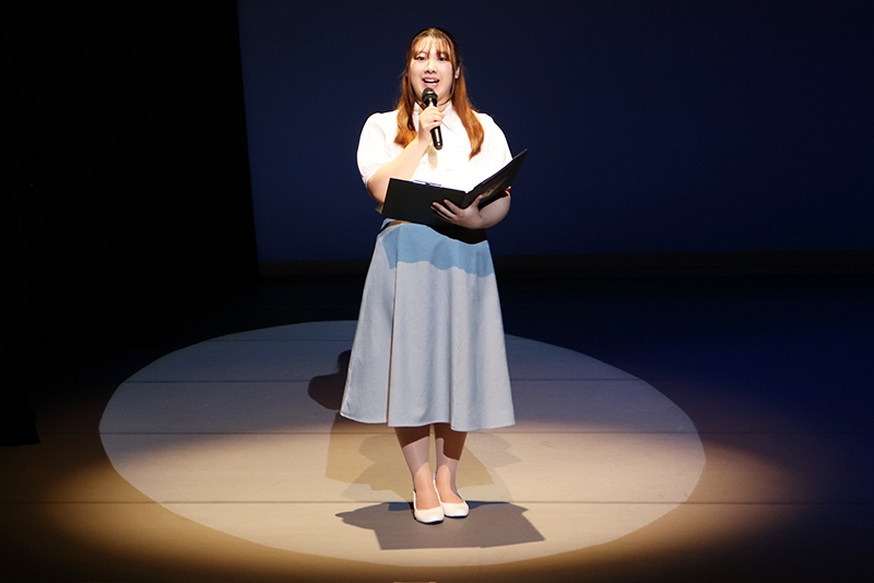 いよいよ開演！ステージ上であいさつします