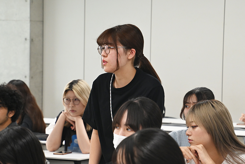 学生からのたくさんの質問に答えてくれました！