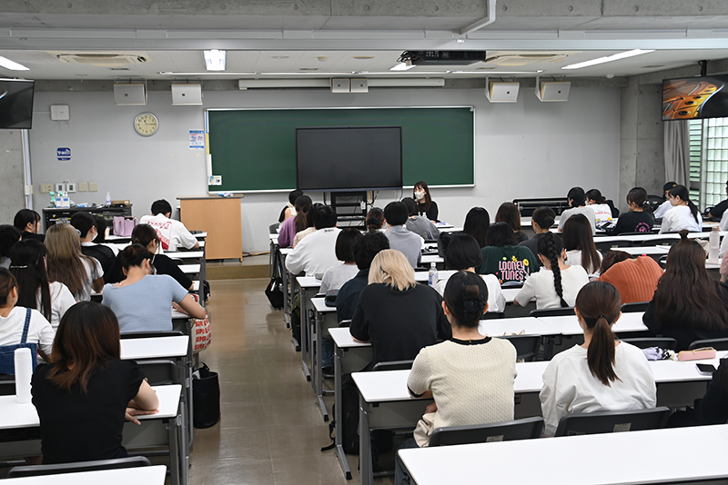 映画『ラストマイル』・ドラマ『海に眠るダイヤモンド』プロデューサーの新井順子さんが来校！