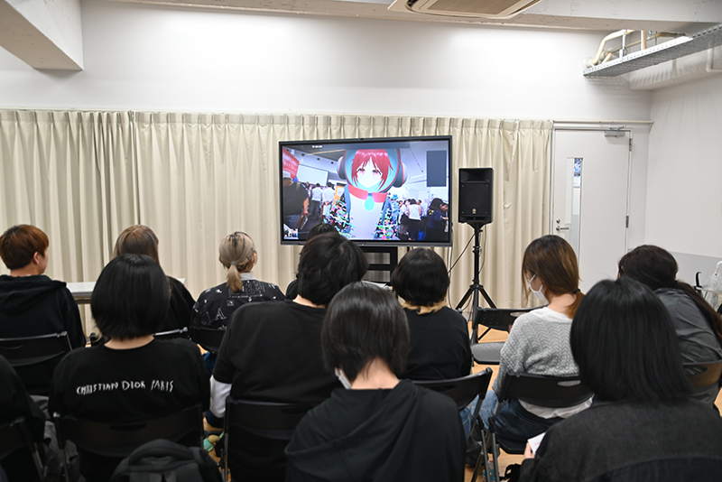 最先端技術に興味津々の学生たち！貴重なお話をたくさん聞くことができました！