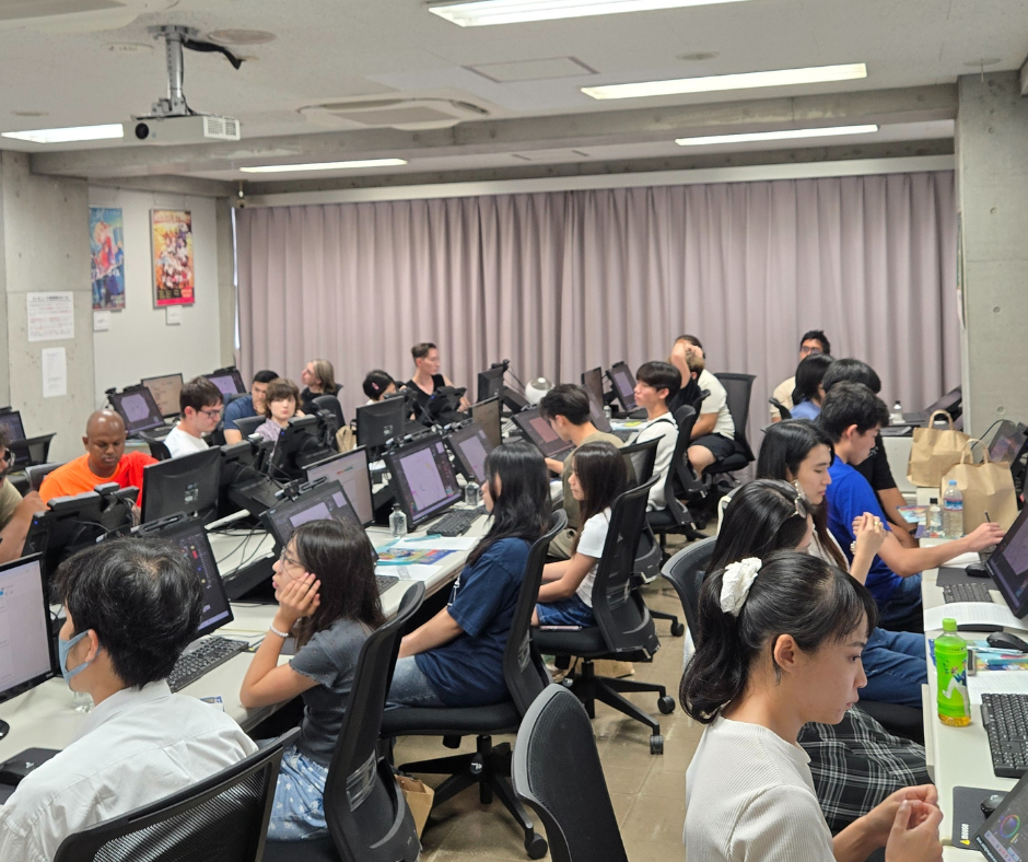 教室で説明を聞いて頂いています。