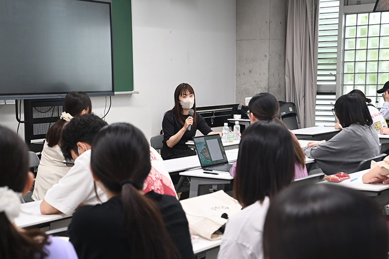 映画『ラストマイル』・ドラマ『海に眠るダイヤモンド』プロデューサーの新井順子さんが来校！