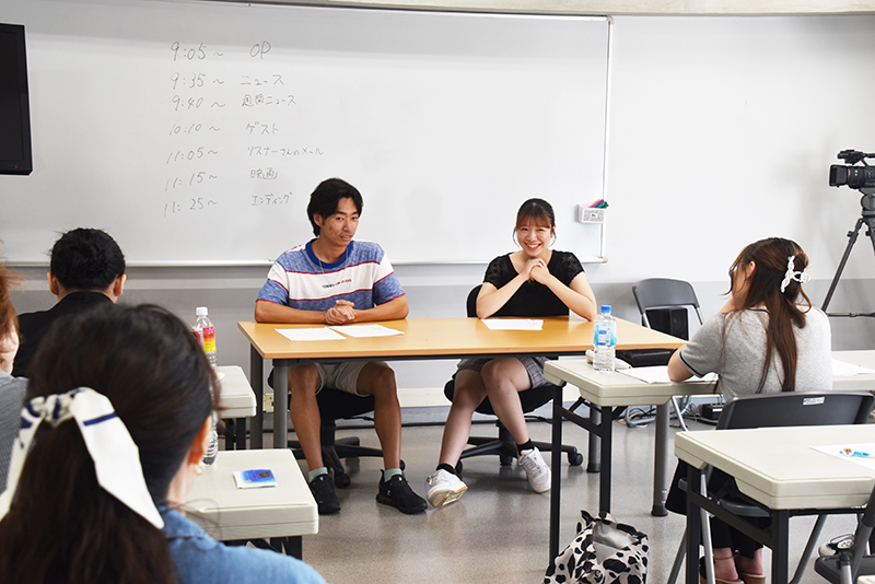 授業の後半は、学生たちが原稿読みにチャレンジ！