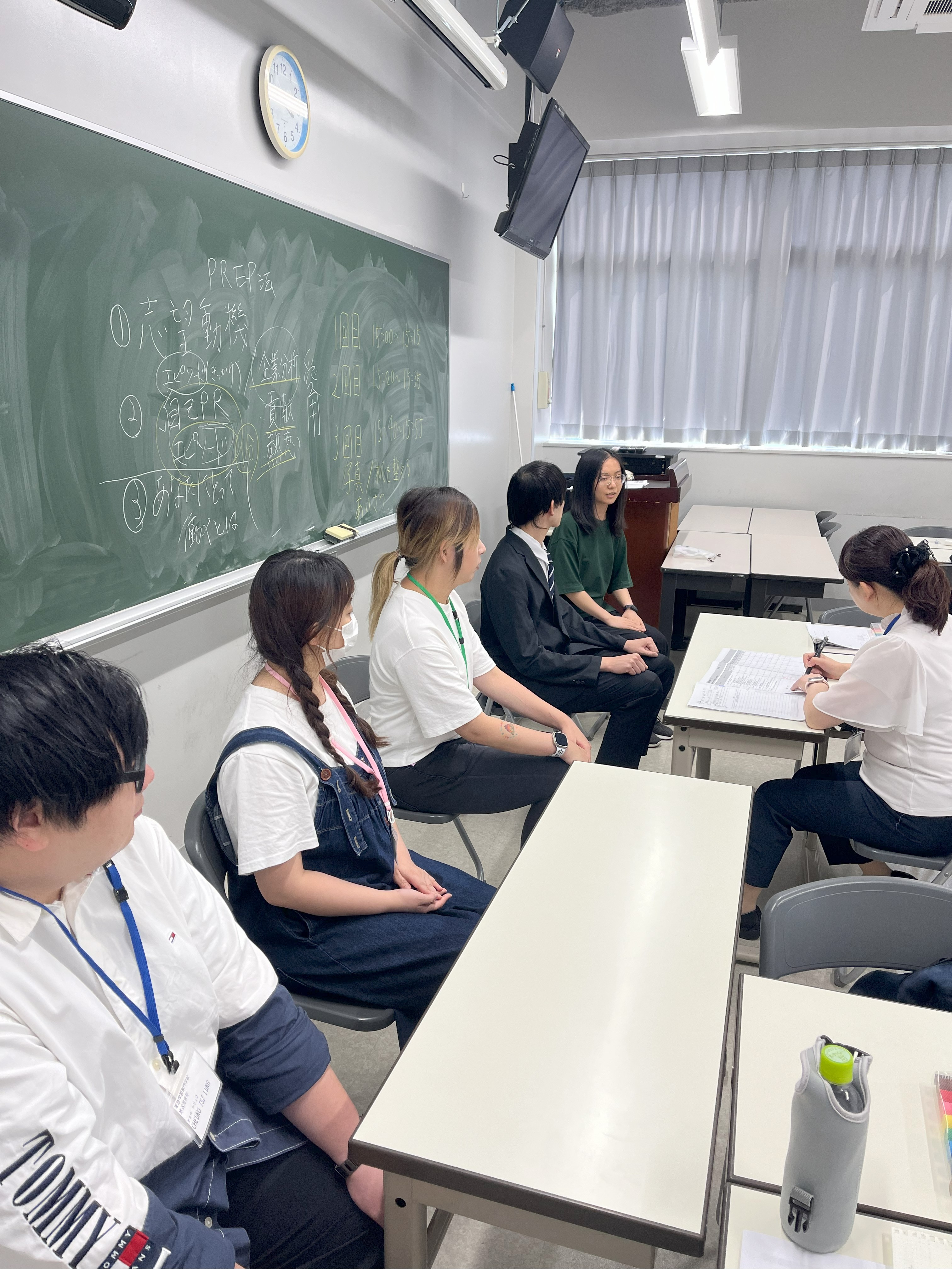 グループ面接。緊張しながらもしっかりと受け答えしていました。